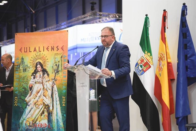 El alcalde de Mérida, Antonio Rodríguez Osuna, en la presentación de la ciudad en Fitur, junto al cartel del Año Jubilar Eulaliense.