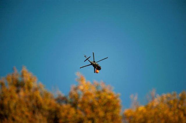 Helicóptero militar de Colombia participando en las labores de extinción de incendios forestales en el país