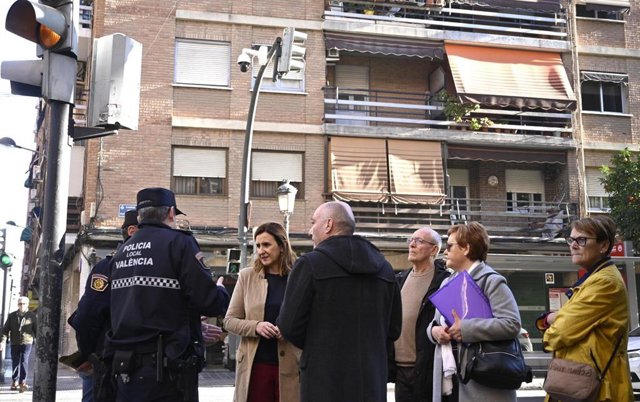 La alcaldesa de València, María José Catalá, y el edil de Seguridad Ciudadana, Jesús Carbonell, junto a policías locales y vecinos de Orriols tras la instalación de cámaras de vigilancia en el barrio.