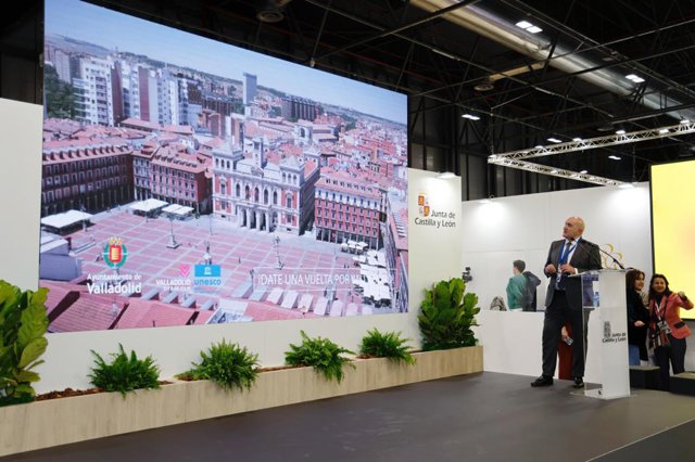 El alcalde de Valladolid, Jesús Julio Carnero, presenta la oferta turística de Valladolid en Fitur.