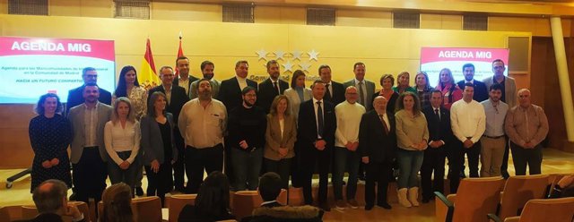 El consejero de Presidencia de la Comunidad de Madrid, Miguel Ángel García; la alcaldesa de Alcalá de Henares y presidenta de la Federacion de Municipios de Madrid (FMM), junto a varios municipios medianos y pequeños de la región.