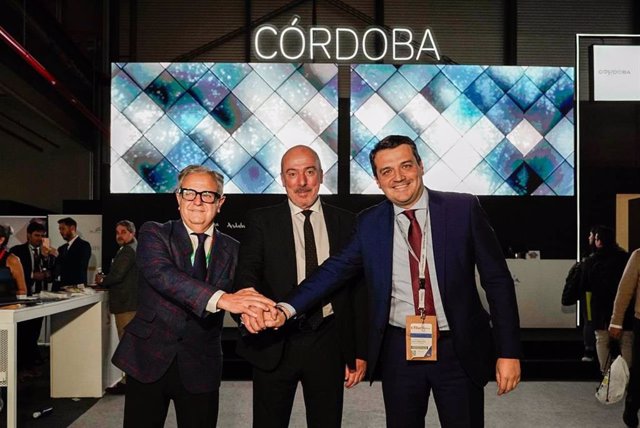 El alcalde de Córdoba, José María Bellido, el presidente de la Diputación, Salvador Fuentes, y el director Comercial de Air Nostrum, Juan Corral.