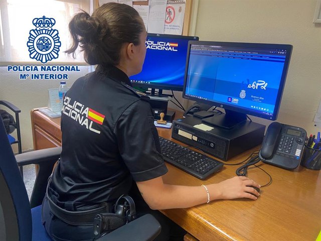 Archivo - Una agente de la Policía frente a su ordenador.