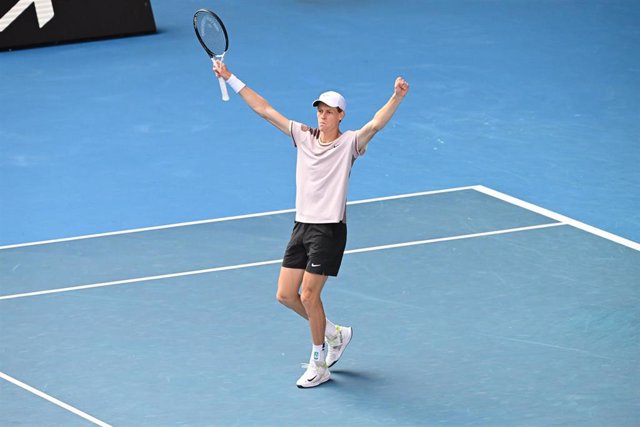 Jannik Sinner celebra su victoria ante Novak Djokovic en las semifinales del Abierto de Australia 2024