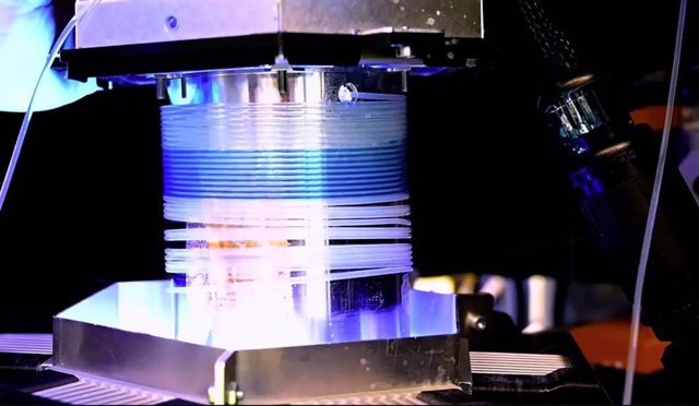 RoboChem explora reacciones químicas en un sistema de flujo que incluye un reactor fotoquímico alimentado por LED.