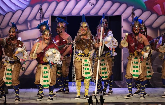 Chirigota 'Los que salieron perdiendo' en la tablas del Teatro Falla.