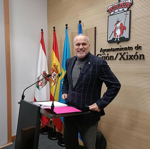 El concejal del Grupo Municipal Socialista en el Ayuntamiento de Gijón, Juan José Alonso Ordiales, en rueda de prensa en el Consistorio gijonés.