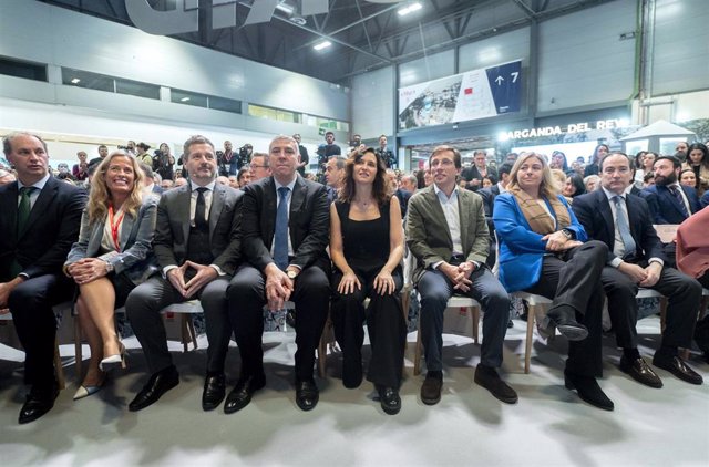 El consejero de Cultura, Turismo y Deporte, Mariano de Paco, junto al presidente de Ifema, la presidenta de la Comunidad de Madrid, Isabel Díaz Ayuso, el alcalde de Madrid y la vicealcaldesa en el estand de Madrid en Fitur 2024