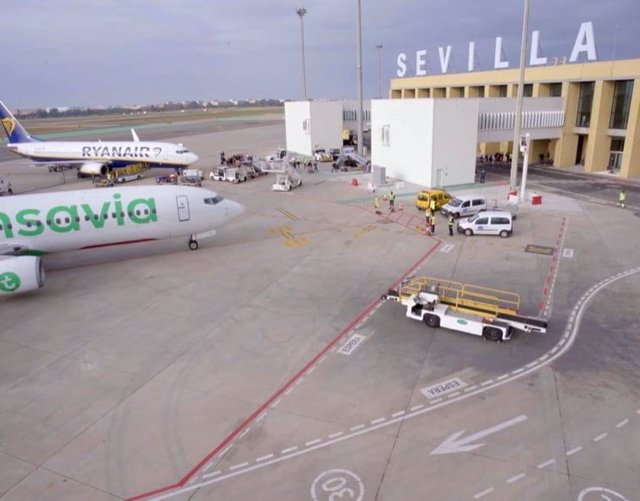 Archivo - Aviones estacionados frente a la terminal del aeropuerto de Sevilla.