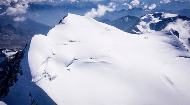 Ni siquiera el "hielo eterno" del Grand Combin está hecho para durar para siempre. En la parte superior derecha de la foto se ve el campamento de perforación de la expedición Ice Memory 2020.