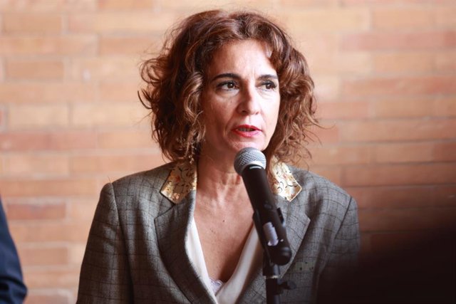 La vicepresidenta primera y ministra de Hacienda, María Jesús Montero, este viernes en declaraciones a los medios en Sevilla.