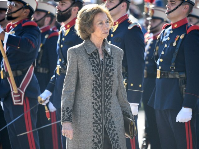 Archivo - La Reina Sofía pasando revista a la Guardia Real en el 'Acuartelamiento del Rey en el Pardo