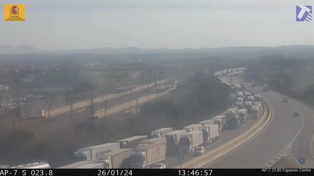 Cortada la AP-7 en La Jonquera (Girona) por una protesta de agricultores en Le Boulou (Francia(