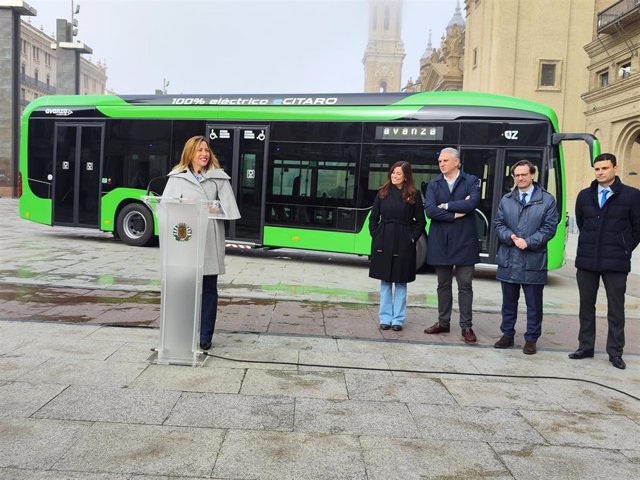 La alcaldesa de Zaragoza, Natalia Chueca, presenta la compra de 40 nuevos autobuses eléctricos