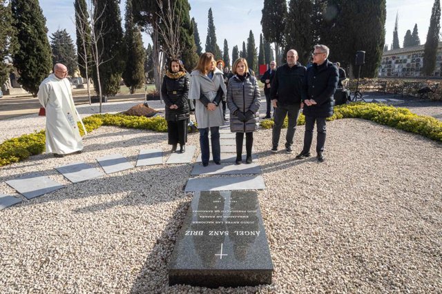 La alcaldesa de Zaragoza, Natalia Chueca, en el homenaje a Ángel Sanz Briz
