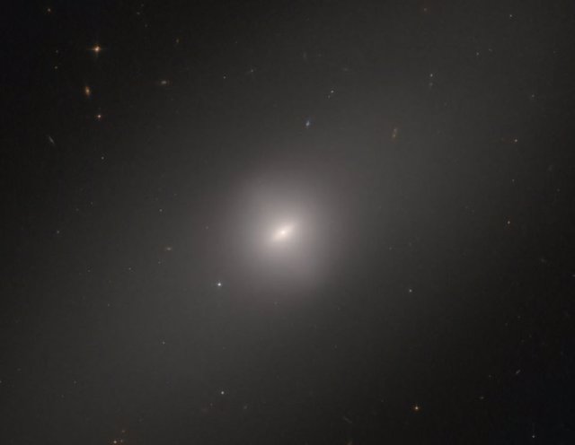 La galaxia NGC 3384 ocupa un lugar central en esta imagen del Telescopio Espacial Hubble