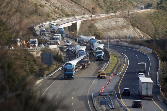 Herrerías, Vega de Valcarce, León. Un convoy de seis trailers que transportan palas para molinos eólicos permanece parado en la A6 en sentido A Coruña desde el pasado martes. A última hora de la tarde, los camiones se han puesto de nuevo en marcha.
