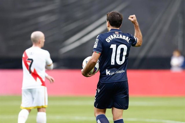Archivo - Mikel Oyarzabal, jugador de la Real Sociedad, celebra un gol ante el Rayo Vallecano.