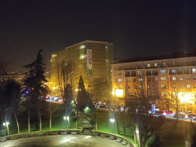 Retenciones en la calle Arzobispo Guisasola de Oviedo tras la colisión de un autobús urbano contra una farola, con diez personas heridas leves