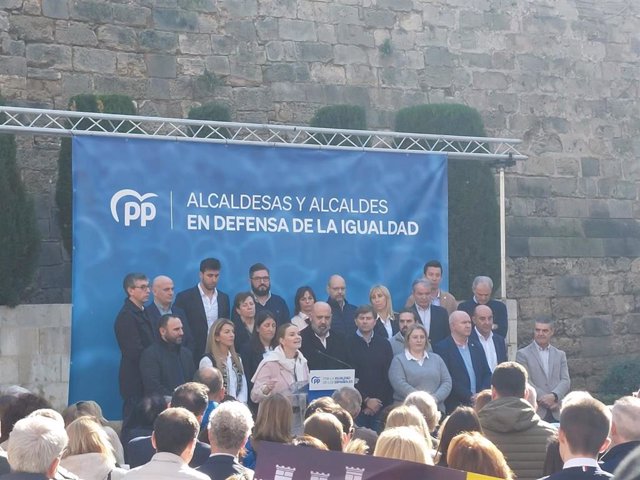 La presidenta del PP de Baleares y líder del ejecutivo autonómico, Marga Prohens, en un acto, en Palma, en el que los alcaldes del PP de Mallorca han firman un manifiesto contra la amnistía