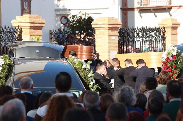 Cerca de 2.000 vecinos de Morón de la Frontera (Sevilla) han despedido este sábado al padre y sus dos hijos fallecidos en el accidente múltiple de tráfico ocurrido este jueves en el tramo de la autovía A-4 que atraviesa Santa Cruz de Mudela (Ciudad Real).