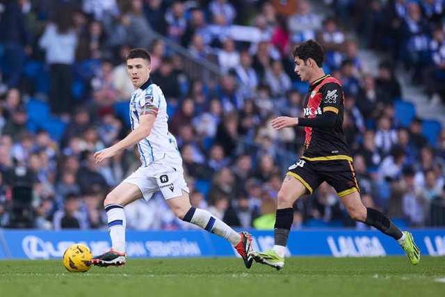 Igor Zubeldia y Sergio Camello en el Real Sociedad-Rayo Vallecano en el Reale Arena
