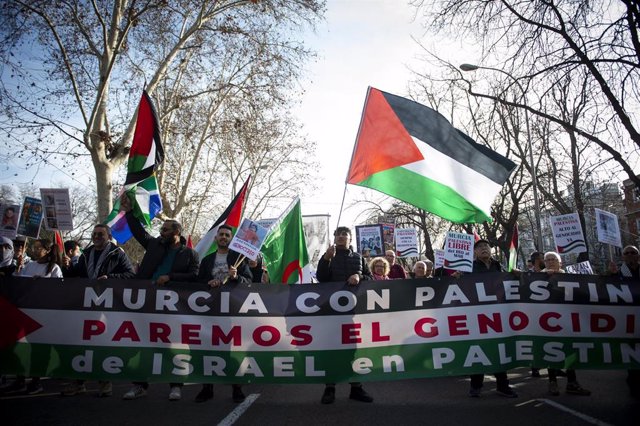 Decenas de personas protestan durante una manifestación por Palestina, con recorrido de Atocha a Plaza de España, a 27 de enero de 2024, en Madrid (España).