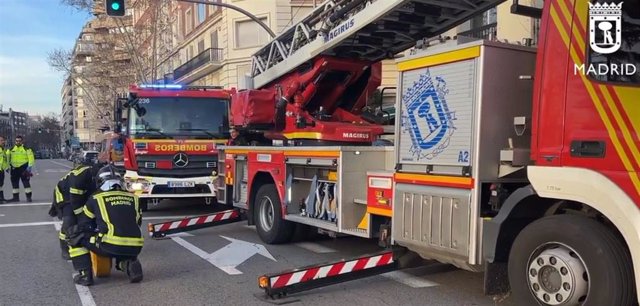 Bomberos intervienen en un incendio en la avenida Menéndez Pelayo