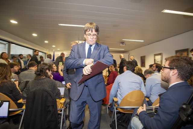 El expresidente de la Generalitat y eurodiputado de Junts, Carles Puigdemont, a su llegada para comparecer en una rueda de prensa.