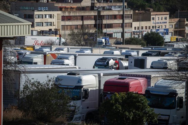 Archivo - Varios camiones, a 27 de enero de 2024, en La Jonquera, Girona, Catalunya (España).