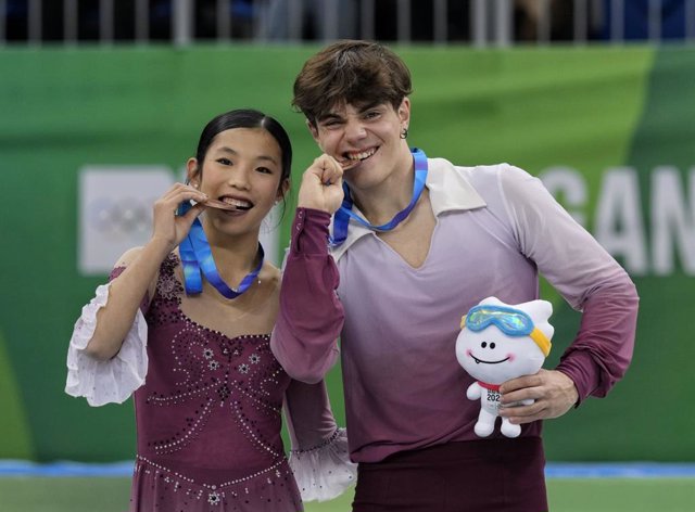 Carolina Shan Campillo y Pau Vilella con la medalla de bronce en la modalidad de parejas de patinaje artístico en los Juegos Olímpicos de la Juventud de Gangwon 2024