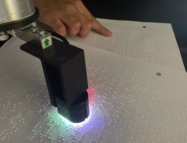 Los investigadores han desarrollado un sensor robótico que incorpora técnicas de inteligencia artificial para leer braille a velocidades aproximadamente el doble que la de la mayoría de los lectores humanos.