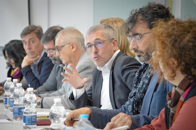 Archivo - El secretario de Medio Ambiente, Hugo Morán, durante una reunión con los alcaldes del entorno de Doñana.