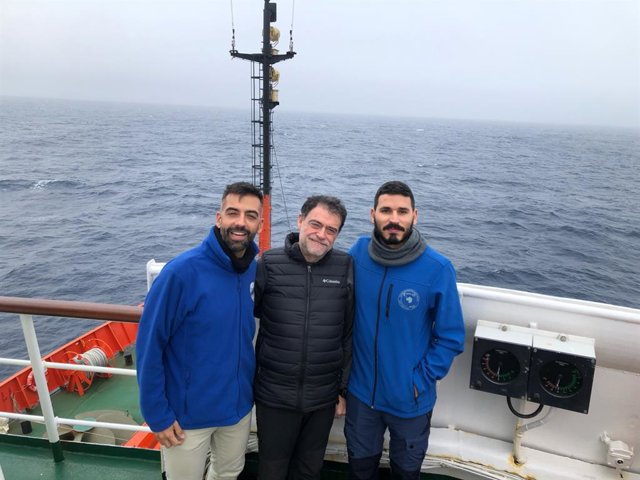 El catedrático del Departamento de Geología y miembro del Grupo de Geociencias Oceánicas de la Universidad de Salamanca (USAL), José Abel Flores Villarejo (c)