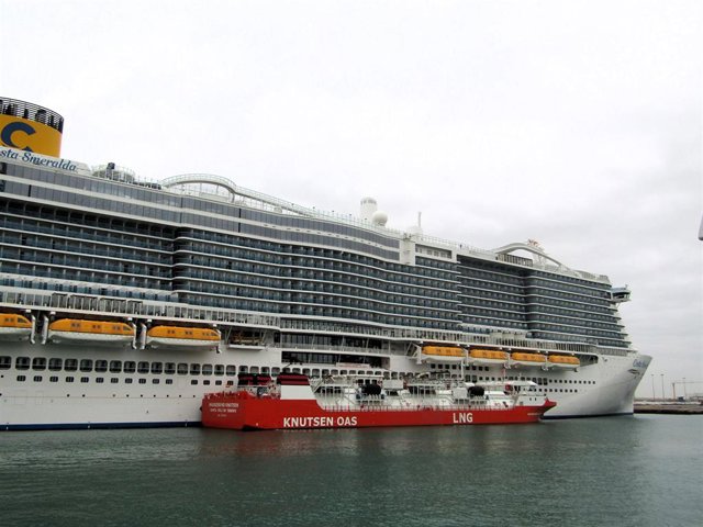 La gabarra de suministro Haugesund Knutsen realizando una carga a un crucero en Barcelona