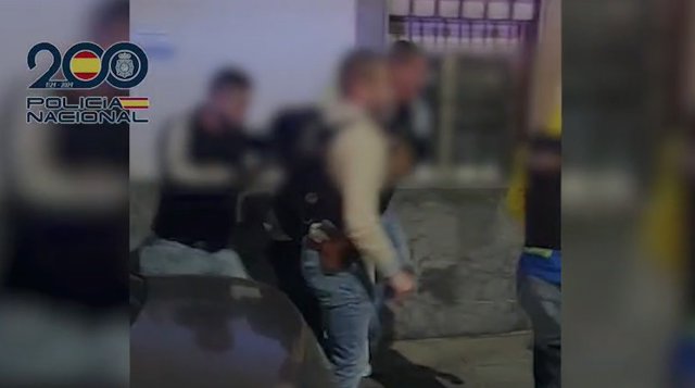 Momento de la detención del fugado de la comisaría de la Policía Nacional en Coria del Río (Sevilla).