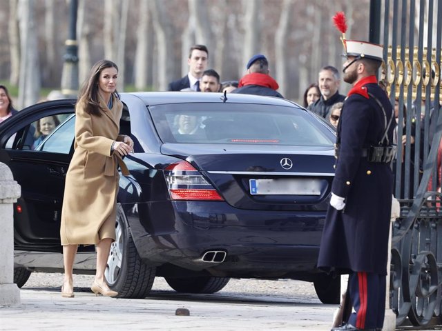 Doña Letizia se ha bajado de su vehículo para saludar a los ciudadanos saltándose el protocolo