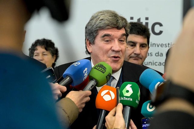 Archivo - El ministro de Transformación Digital y Función Pública, José Luis Escrivá, dando declaraciones en su visita al Centro de Investigación TIC de la Universidad de A Coruña, a 22 de enero de 2024, en A Coruña, Galicia (España). La visita ha tenido 