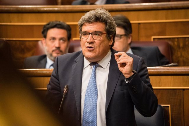 Archivo - El ministro de Inclusión, Seguridad Social y Migraciones, José Luis Escrivá, interviene durante una sesión plenaria en el Congreso de los Diputados, a 19 de abril de 2023, en Madrid (España).