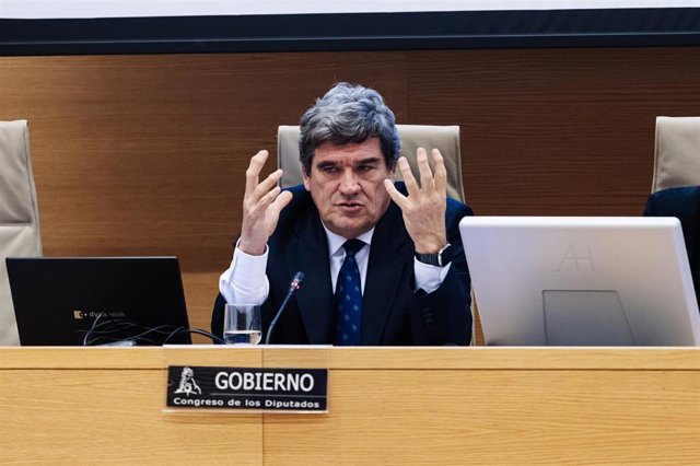 El ministro para la Transformación Digital y de la Función Pública, José Luis Escrivá, comparece durante la Comisión de Economía, Comercio y Transformación Digital, en el Congreso de los Diputados, a 29 de enero de 2024, en Madrid (España). Durante la com