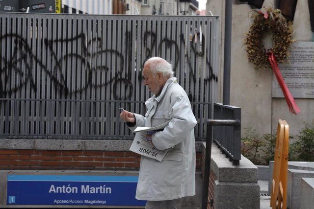 Archivo - Un hombre camina cerca de la boca de metro de Antón Martín de Madrid.