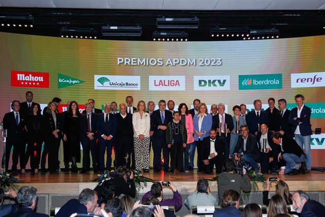 Foto de familia tras la Gala de la Asociación de la Prensa Deportiva Madrileña de 2023