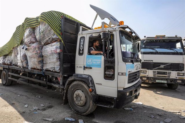 Archivo - Imagen de archivo de camiones de ayuda de la UNRWA en el cruce comercial de Kerem Shalom