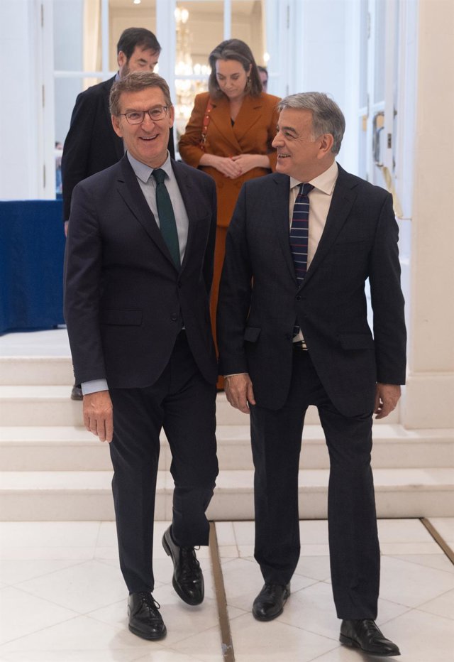 El presidente del PP, Alberto Núñez Feijóo (i) y el presidente del Partido Popular del País Vasco, Javier de Andrés Guerra (d), a su llegada a un desayuno informativo de Fórum Europa, en el Hotel Mandarin Oriental Ritz, a 30 de enero de 2024, en Madrid (E