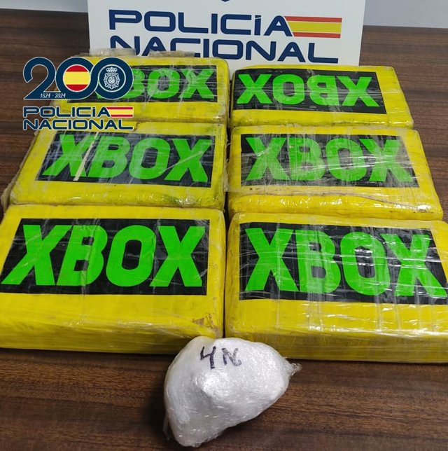 Paquetes de cocaína localizados en un coche durante un control preventivo de seguridad en Dos Hermanas (Sevilla).