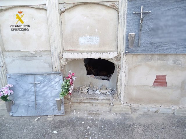 Detenido por profanar tumbas para robar objetos en el cementerio de Almoradí