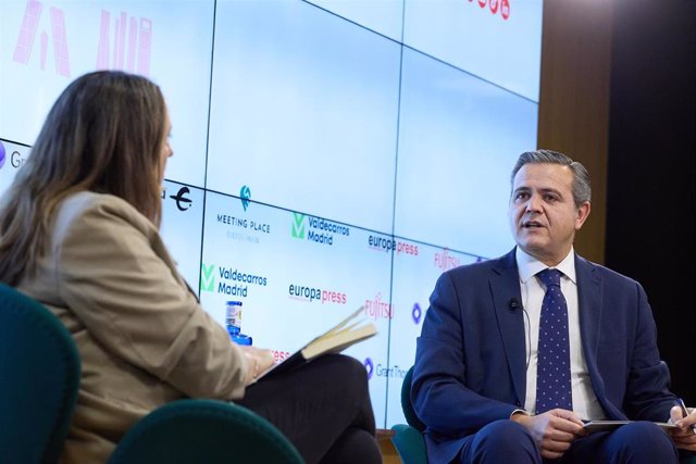 La delegada de Europa Press en la Comunidad de Madrid, Cristina de la Rica y el consejero de Vivienda, Transportes e Infraestructuras de la Comunidad de Madrid, Jorge Rodrigo Domínguez, durante un desayuno Madrid de Europa Press, a 30 de enero de 2024, en