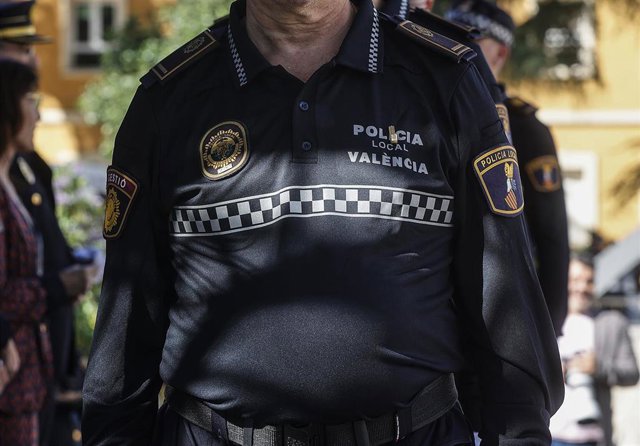 Archivo - Un agente de Policía Local en imagen de archivo