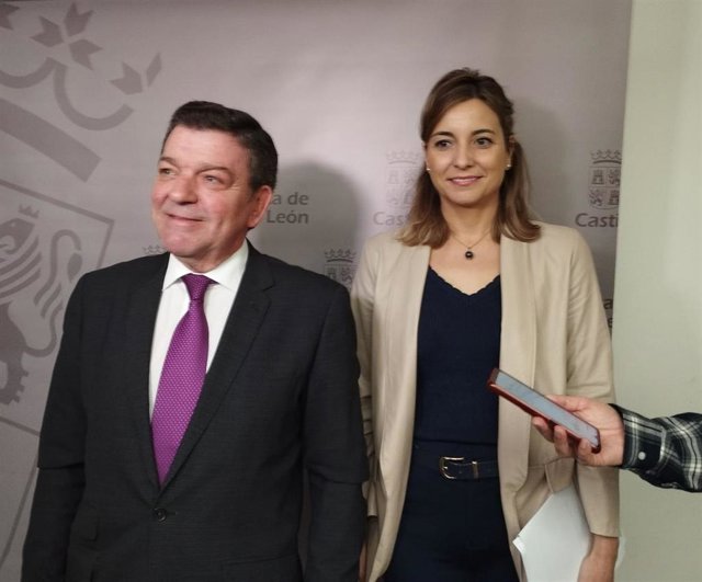 El consejero de la Presidencia, Luis Miguel González Gago, junto con la directora general de Relaciones Institucionales, Irene Muñoz.