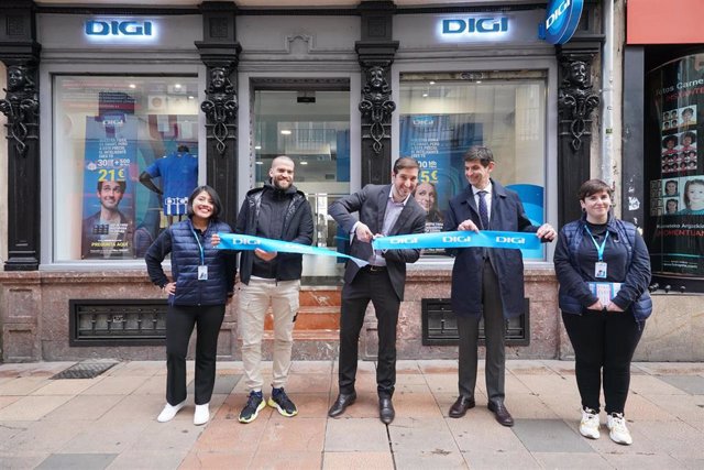 Responsables de Digi cortan la cinta inaugural de la primera tienda de la compañía en Vitoria-Gasteiz